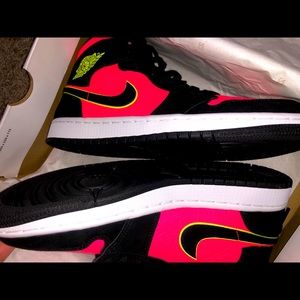 Jordan 1 Mid black hot punch size 9 BRAND NEW
